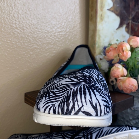 Land’s End tropical palm leaf black/white lightweight slip on walking shoes - Picture 6 of 10
